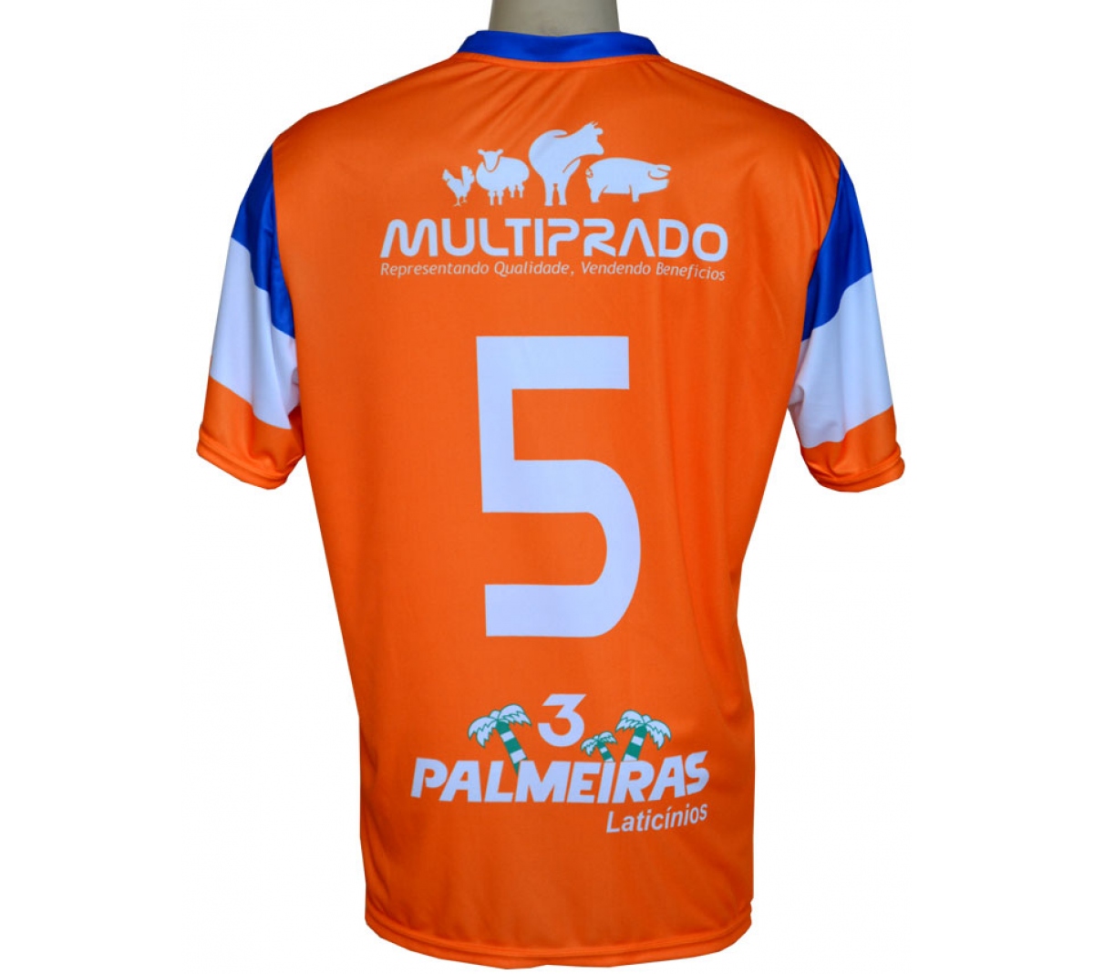 uniforme laranja e azul